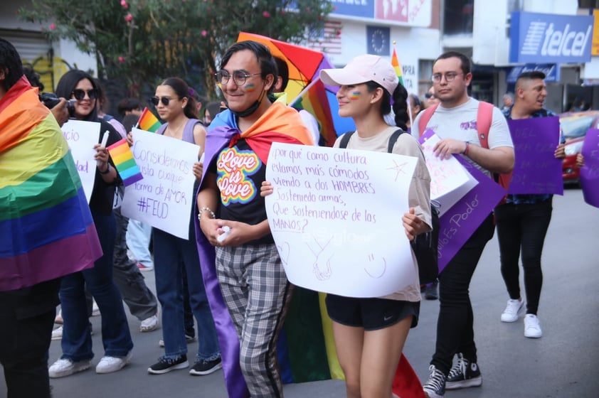 Por primera vez, marchan en silencio contra homofobia en Laguna de Durango