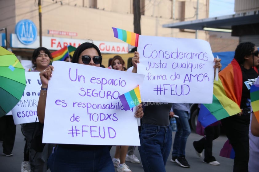 Por primera vez, marchan en silencio contra homofobia en Laguna de Durango