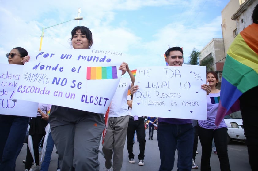 Por primera vez, marchan en silencio contra homofobia en Laguna de Durango