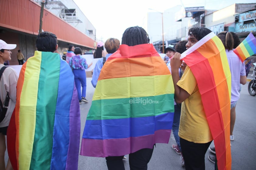 Por primera vez, marchan en silencio contra homofobia en Laguna de Durango