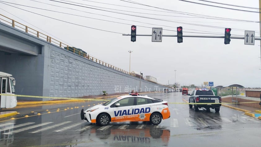 Por acumulación de agua, la Dirección de Tránsito y Vialidad Urbana procedió al cierre temporal del Periférico de Gómez Palacio a Torreón, en el cruce de El Campesino, colocando elementos de Tránsito para ordenar el tráfico vehicular.