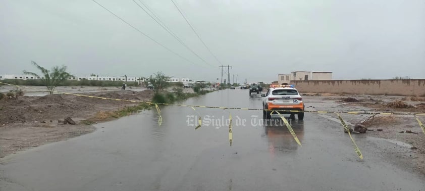 Por acumulación de agua, la Dirección de Tránsito y Vialidad Urbana procedió al cierre temporal del Periférico de Gómez Palacio a Torreón, en el cruce de El Campesino, colocando elementos de Tránsito para ordenar el tráfico vehicular.