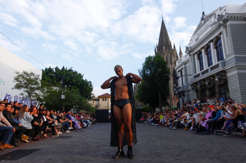 Celebran el Fashion Day LGBTIQ+ en las calles de Guadalajara