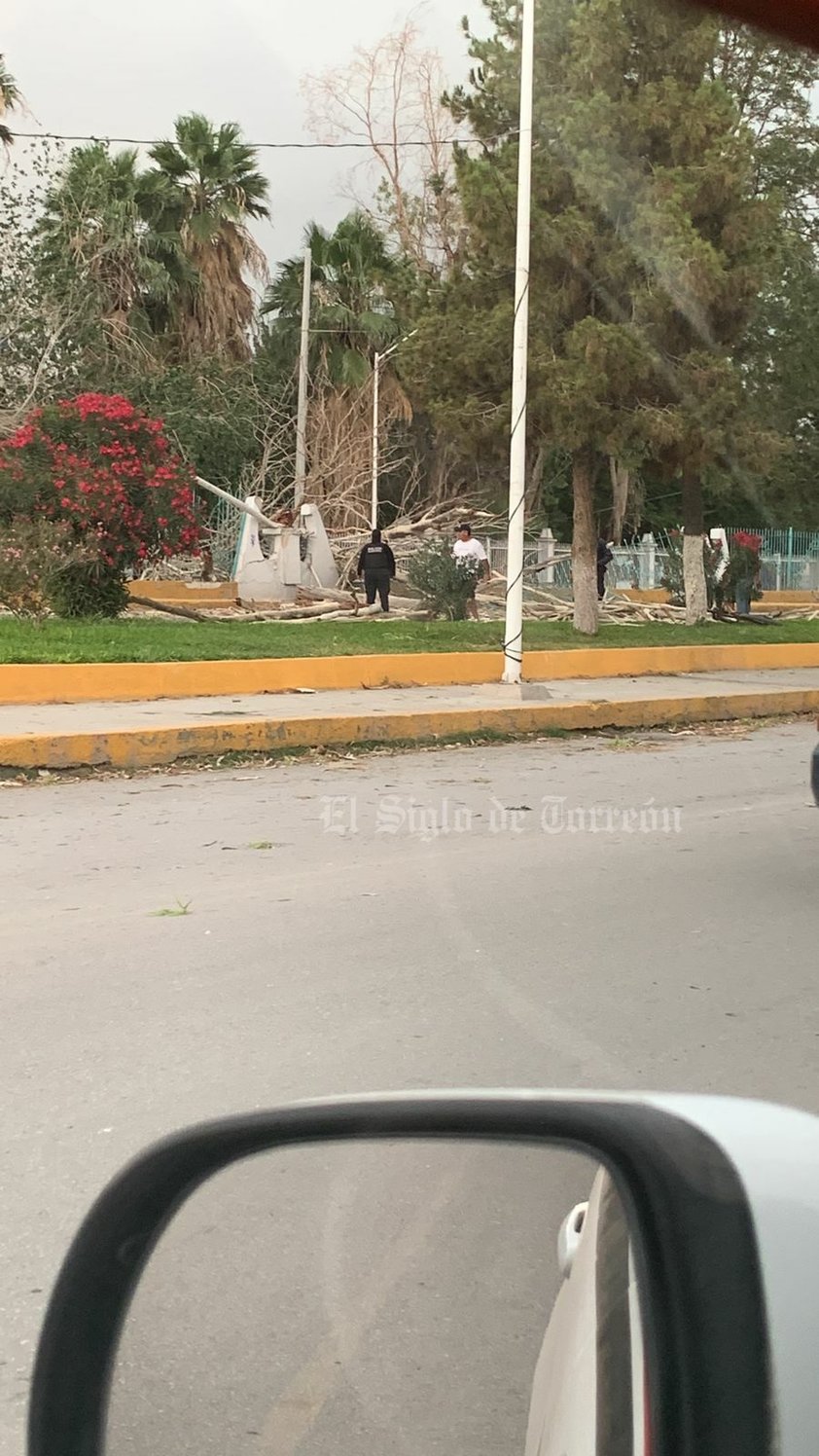 Fuertes vientos, de hasta 60 kilómetros por hora, acompañados de tolvanera, se registraron la tarde del domingo 28 de mayo en La Laguna, ocasionando caída de árboles, daños a vehículos y el fallecimiento de un motociclista, derivado de un cortocircuito por cables reventados.