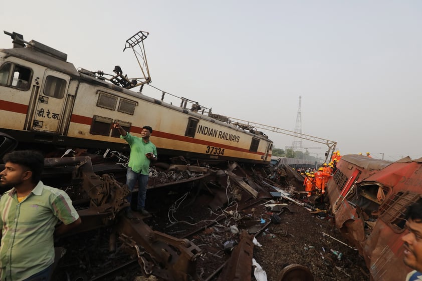 Choque de trenes en la India deja más de 200 muertos