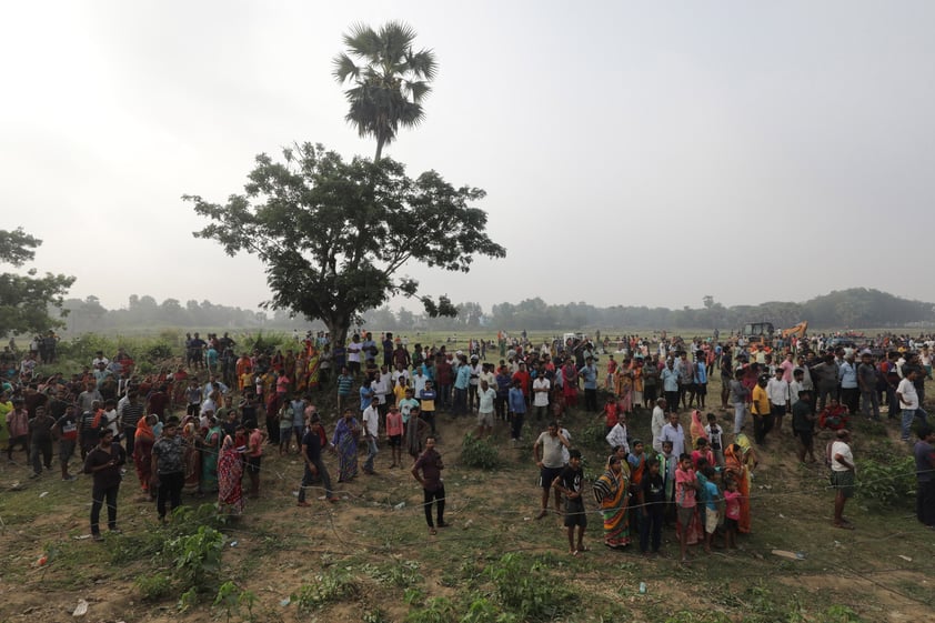 Choque de trenes en la India deja más de 200 muertos