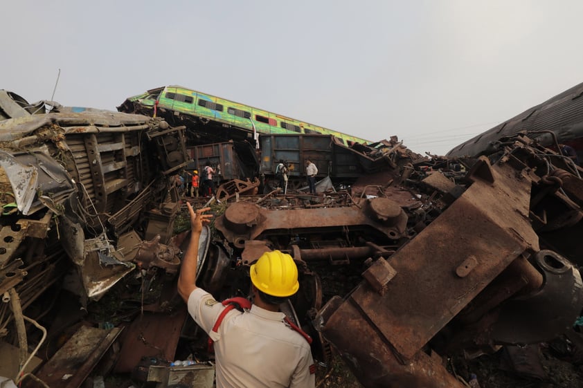 Choque de trenes en la India deja más de 200 muertos