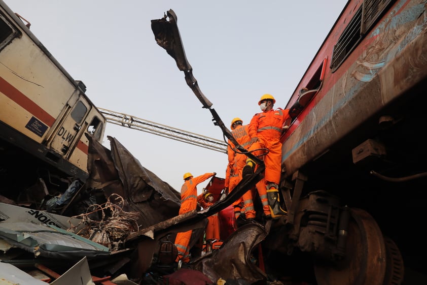 Choque de trenes en la India deja más de 200 muertos