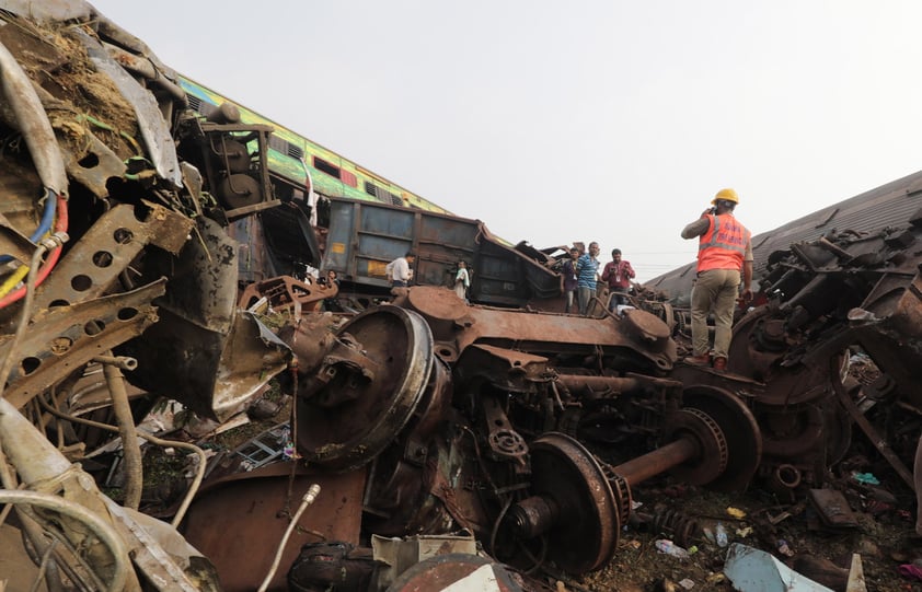 Choque de trenes en la India deja más de 200 muertos