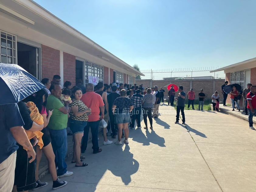 En un recorrido que hizo El Siglo de Torreón, se pudo observar a personas que llegaron a formarse desde antes de las 7 de la mañana, sobre todo quienes tenían que acudir a trabajar.