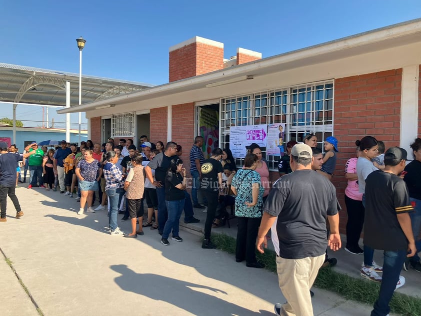 En un recorrido que hizo El Siglo de Torreón, se pudo observar a personas que llegaron a formarse desde antes de las 7 de la mañana, sobre todo quienes tenían que acudir a trabajar.