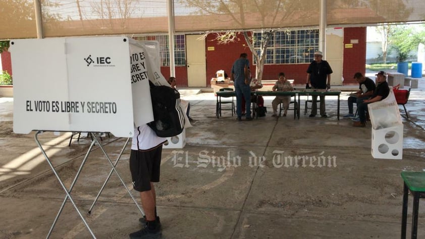 En un recorrido que hizo El Siglo de Torreón, se pudo observar a personas que llegaron a formarse desde antes de las 7 de la mañana, sobre todo quienes tenían que acudir a trabajar.