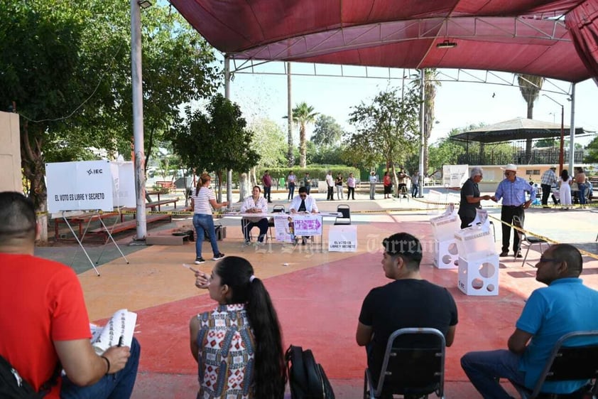 En un recorrido que hizo El Siglo de Torreón, se pudo observar a personas que llegaron a formarse desde antes de las 7 de la mañana, sobre todo quienes tenían que acudir a trabajar.