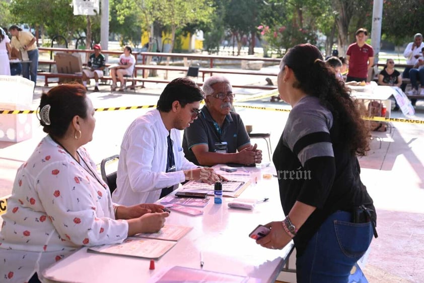 En un recorrido que hizo El Siglo de Torreón, se pudo observar a personas que llegaron a formarse desde antes de las 7 de la mañana, sobre todo quienes tenían que acudir a trabajar.