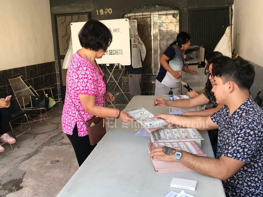 En un recorrido que hizo El Siglo de Torreón, se pudo observar a personas que llegaron a formarse desde antes de las 7 de la mañana, sobre todo quienes tenían que acudir a trabajar.