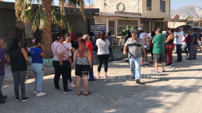 En un recorrido que hizo El Siglo de Torreón, se pudo observar a personas que llegaron a formarse desde antes de las 7 de la mañana, sobre todo quienes tenían que acudir a trabajar.