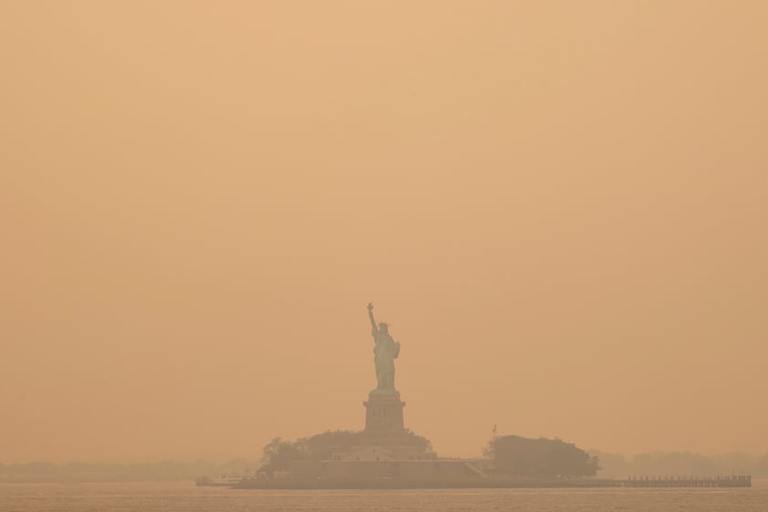 Biden pide a estadounidenses protegerse de humo por incendios forestales en Canadá