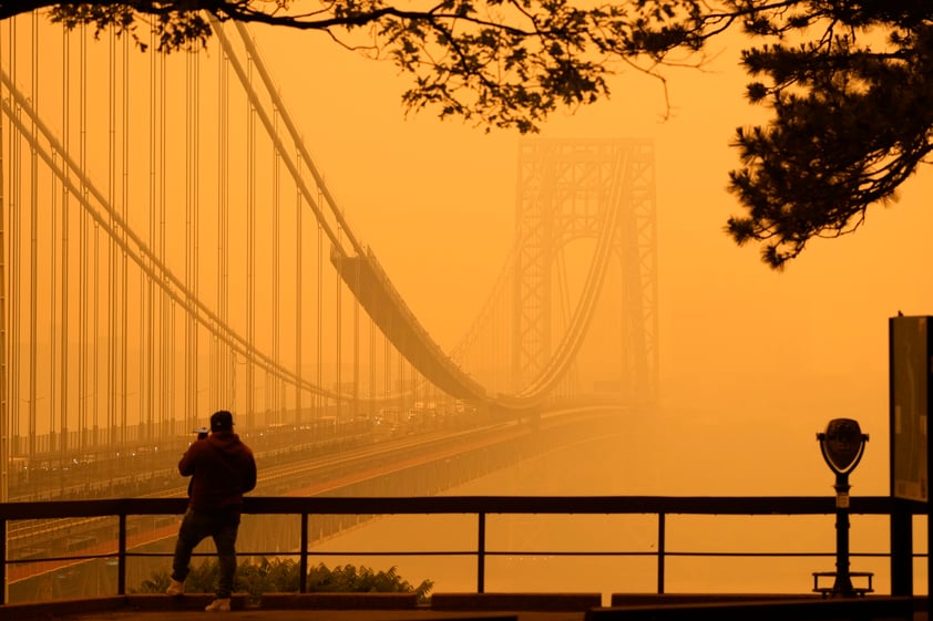 Biden pide a estadounidenses protegerse de humo por incendios forestales en Canadá