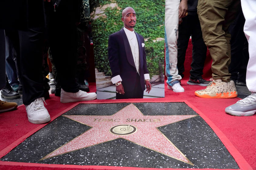 Tupac recibe su estrella en el Paseo de la Fama de Hollywood