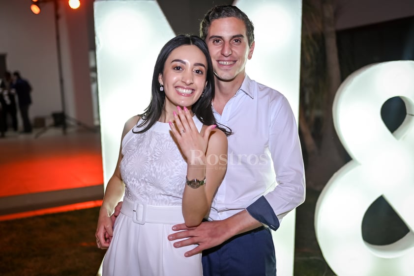 Julio Alvarado y Mariana García reunieron a familiares y amistades allegadas para compartir con ellos la noticia de su compromiso matrimonial.