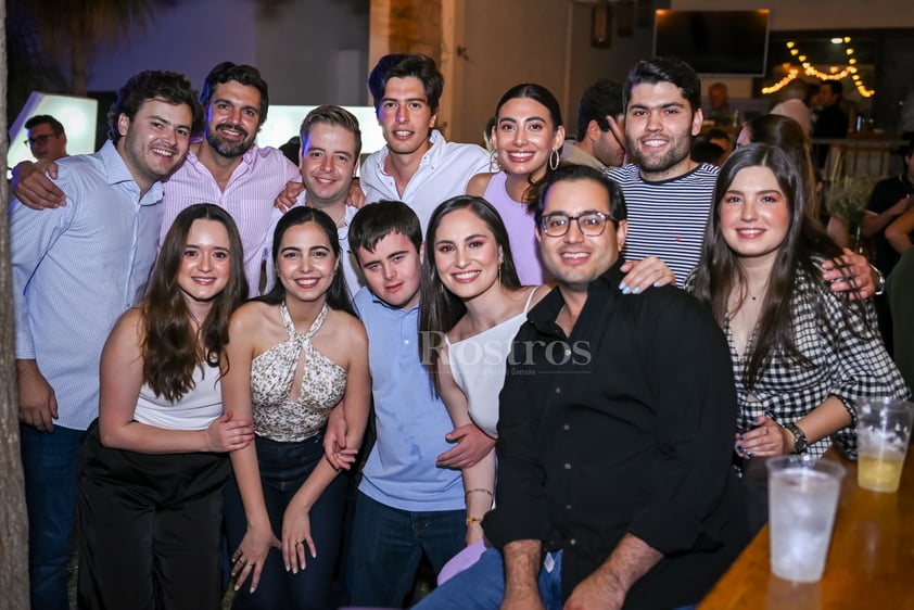 Julio Alvarado y Mariana García reunieron a familiares y amistades allegadas para compartir con ellos la noticia de su compromiso matrimonial.