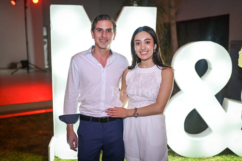 Julio Alvarado y Mariana García reunieron a familiares y amistades allegadas para compartir con ellos la noticia de su compromiso matrimonial.