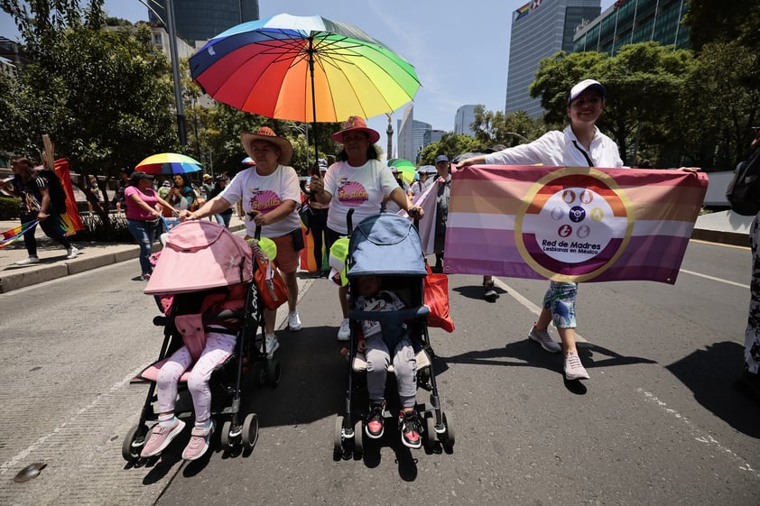 Celebran tercera edición de Marcha Lencha en la CDMX, en defensa de la diversidad