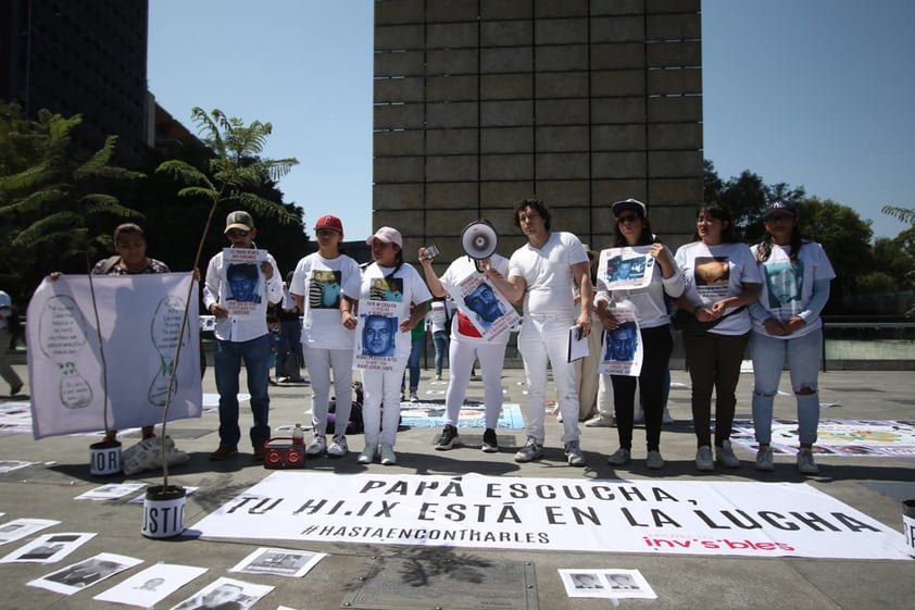 Familiares de papás desaparecidos rinden homenaje a buscadores en México