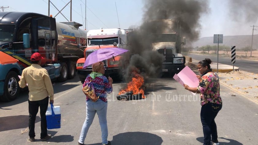 Vecinas de la colonia Villas Zaragoza de Torreón bloquearon la circulación por el bulevar Mieleras, a la altura del Paseo del Tecnológico, para exigir que se solucione la falta de agua que, dicen, es un problema añejo, pero hizo crisis con las altas temperaturas.