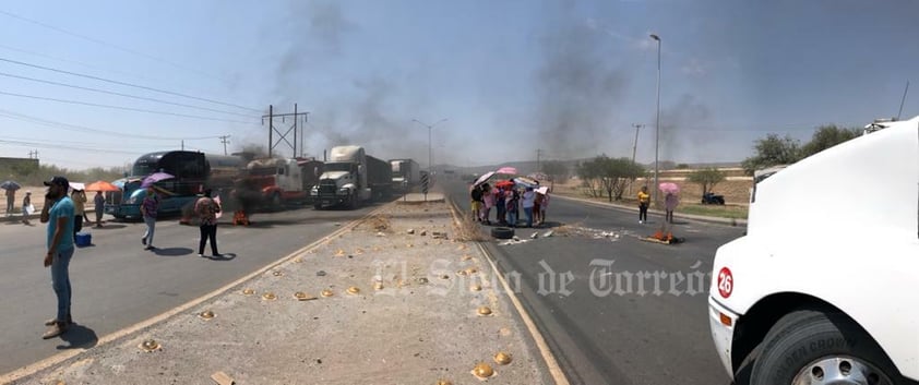 Vecinas de la colonia Villas Zaragoza de Torreón bloquearon la circulación por el bulevar Mieleras, a la altura del Paseo del Tecnológico, para exigir que se solucione la falta de agua que, dicen, es un problema añejo, pero hizo crisis con las altas temperaturas.