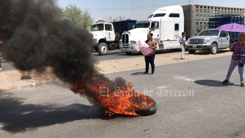 Vecinas de la colonia Villas Zaragoza de Torreón bloquearon la circulación por el bulevar Mieleras, a la altura del Paseo del Tecnológico, para exigir que se solucione la falta de agua que, dicen, es un problema añejo, pero hizo crisis con las altas temperaturas.