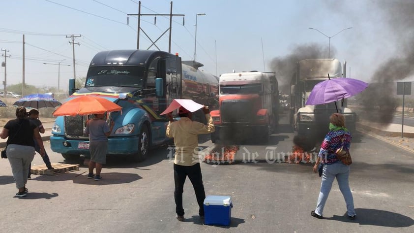 Vecinas de la colonia Villas Zaragoza de Torreón bloquearon la circulación por el bulevar Mieleras, a la altura del Paseo del Tecnológico, para exigir que se solucione la falta de agua que, dicen, es un problema añejo, pero hizo crisis con las altas temperaturas.