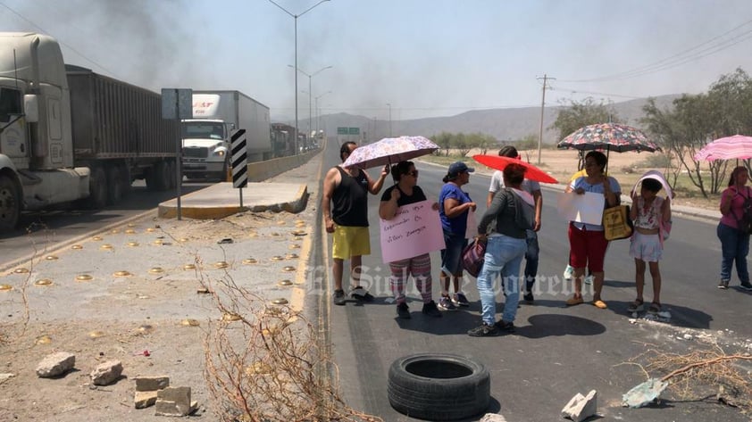 Vecinas de la colonia Villas Zaragoza de Torreón bloquearon la circulación por el bulevar Mieleras, a la altura del Paseo del Tecnológico, para exigir que se solucione la falta de agua que, dicen, es un problema añejo, pero hizo crisis con las altas temperaturas.