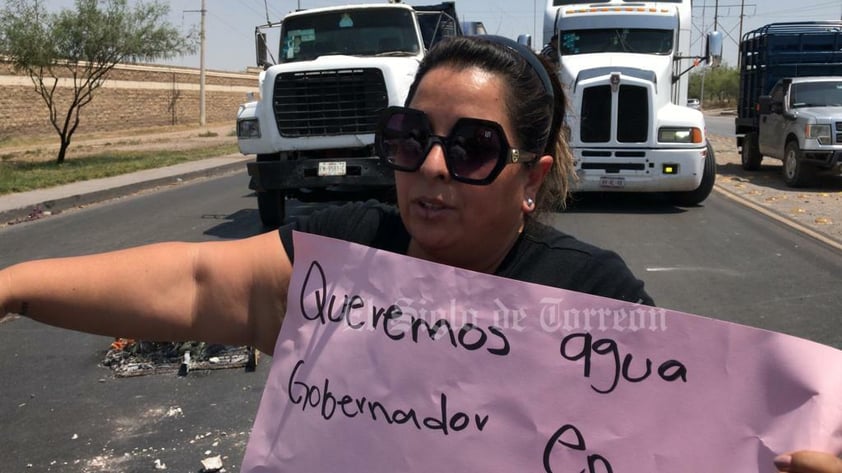 Los inconformes quemaron llantas para impedir el paso de los vehículos, en su gran mayoría camiones de carga.