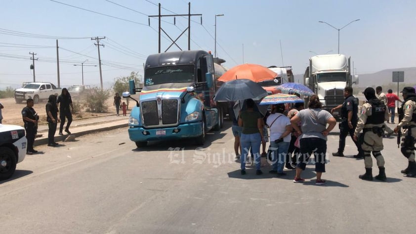 Los inconformes quemaron llantas para impedir el paso de los vehículos, en su gran mayoría camiones de carga.