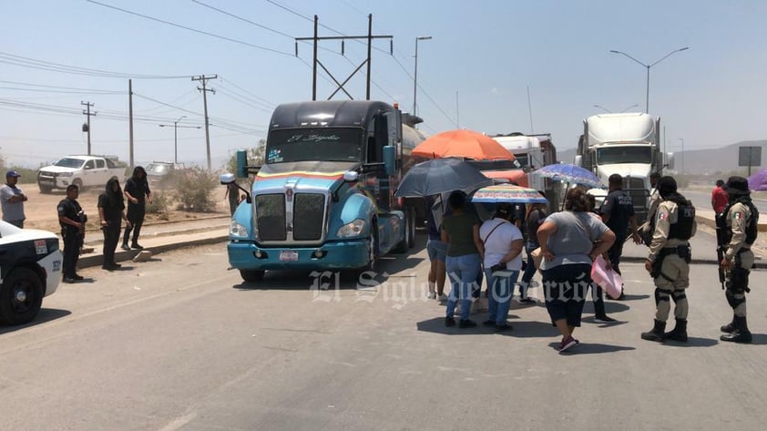 Los inconformes quemaron llantas para impedir el paso de los vehículos, en su gran mayoría camiones de carga.