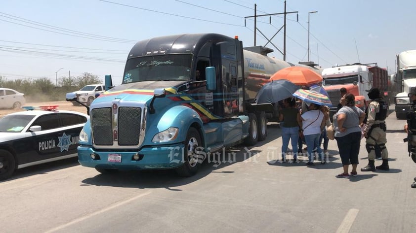 Los inconformes quemaron llantas para impedir el paso de los vehículos, en su gran mayoría camiones de carga.