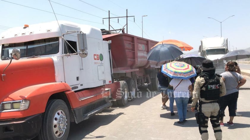 Los inconformes quemaron llantas para impedir el paso de los vehículos, en su gran mayoría camiones de carga.