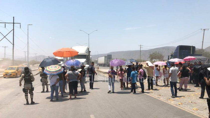 Tras dialogar con elementos policiacos, los inconformes acordaron abrir a la circulación los dos cuerpos de circulación del bulevar Mieleras y esperan el envío de pipas.