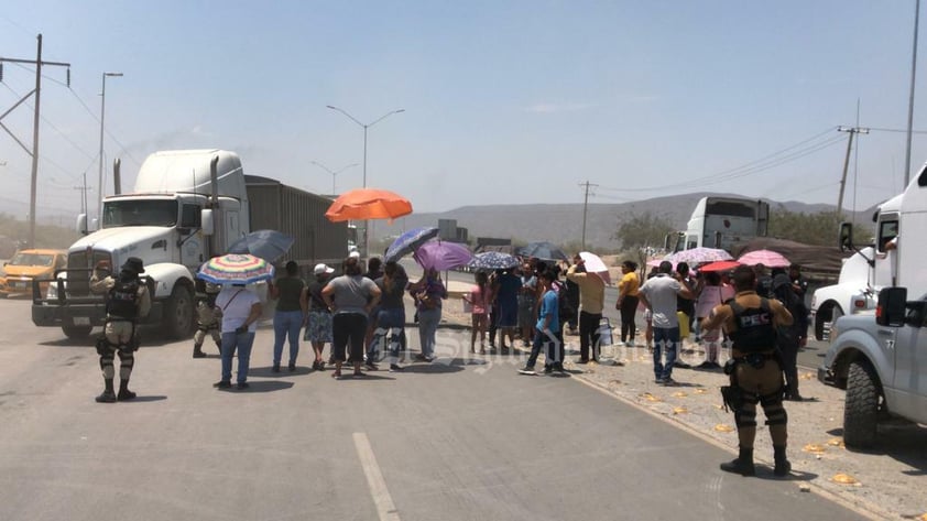 Tras dialogar con elementos policiacos, los inconformes acordaron abrir a la circulación los dos cuerpos de circulación del bulevar Mieleras y esperan el envío de pipas.