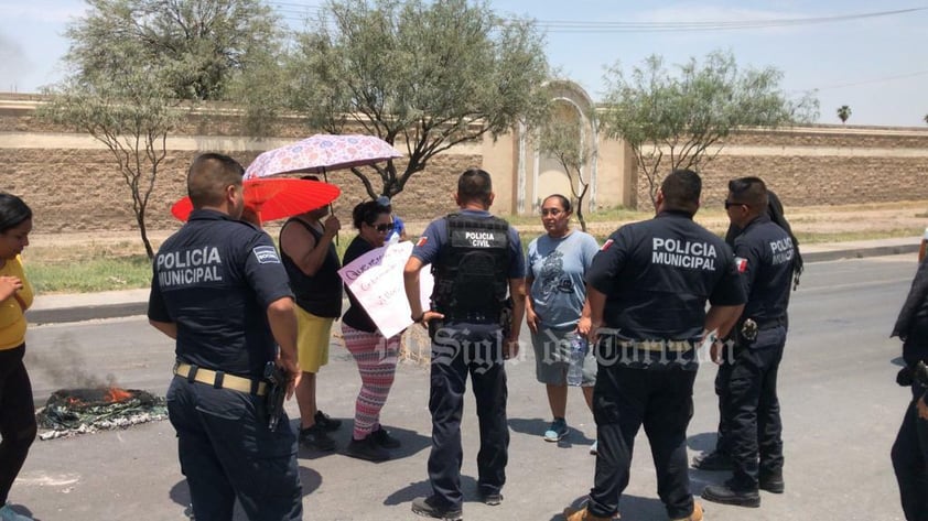 Tras dialogar con elementos policiacos, los inconformes acordaron abrir a la circulación los dos cuerpos de circulación del bulevar Mieleras y esperan el envío de pipas.