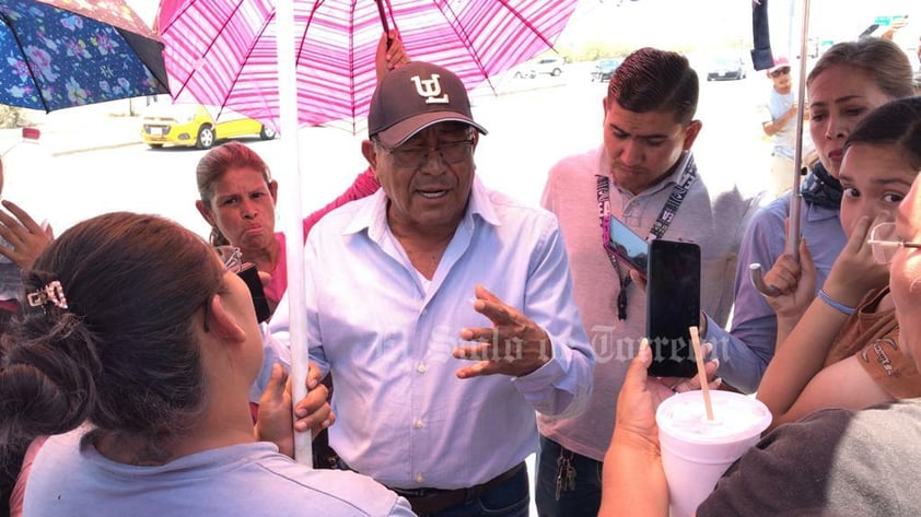 Tras dialogar con elementos policiacos, los inconformes acordaron abrir a la circulación los dos cuerpos de circulación del bulevar Mieleras y esperan el envío de pipas.