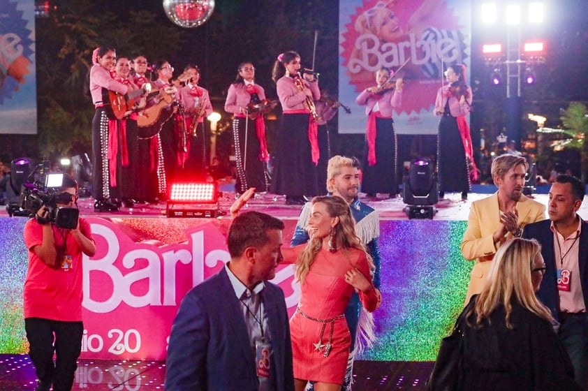 Reciben con mariachi a 'Barbie' y 'Ken' en CDMX