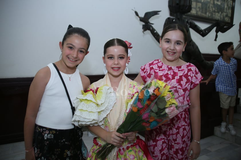 Pequeñas bailan en festival