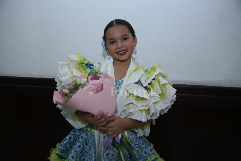 Pequeñas bailan en festival