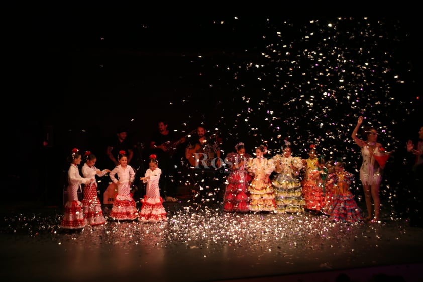 Pequeñas bailan en festival