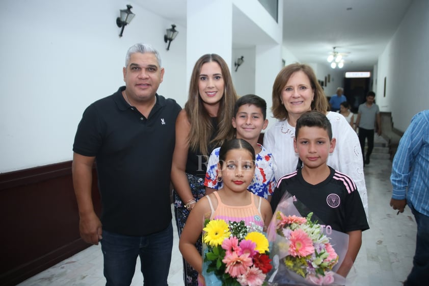 Pequeñas bailan en festival