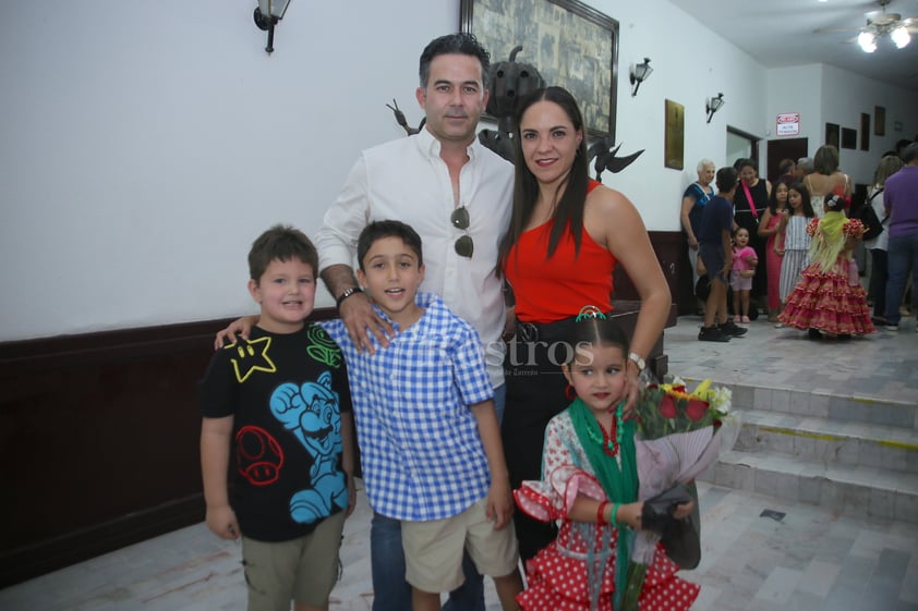 Pequeñas bailan en festival