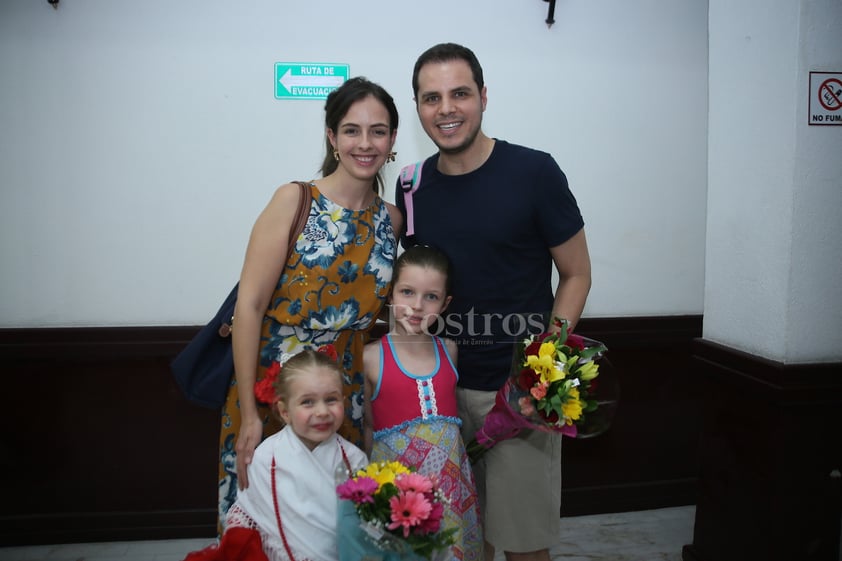 Pequeñas bailan en festival