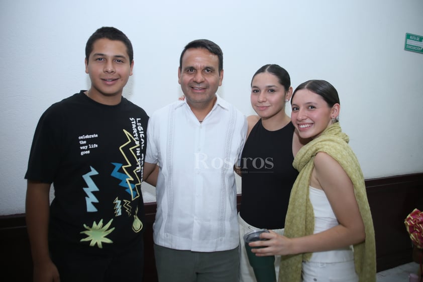 Pequeñas bailan en festival